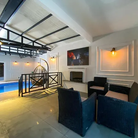 Sapanca 'da Isitmali Kapali Yuezme Havuzlu Korunakli 3+1 Ultra Konforlu Villa *