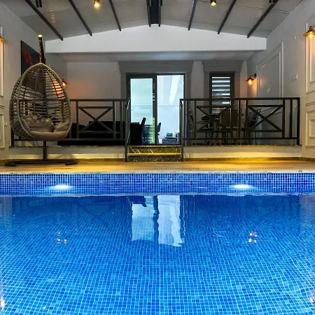 Sapanca 'da Isitmali Kapali Yuezme Havuzlu Korunakli 3+1 Ultra Konforlu Villa *
