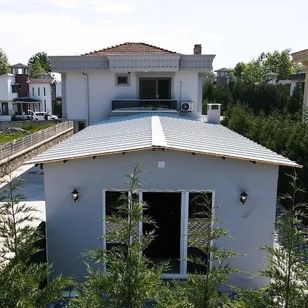 Sapanca 'da Isitmali Kapali Yuezme Havuzlu Korunakli 3+1 Ultra Konforlu Villa *