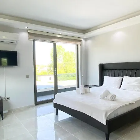 Sapanca 'da Isitmali Kapali Yuezme Havuzlu Korunakli 3+1 Ultra Konforlu Villa *