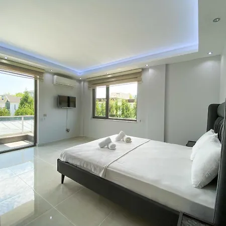 Sapanca 'da Isitmali Kapali Yuezme Havuzlu Korunakli 3+1 Ultra Konforlu Villa