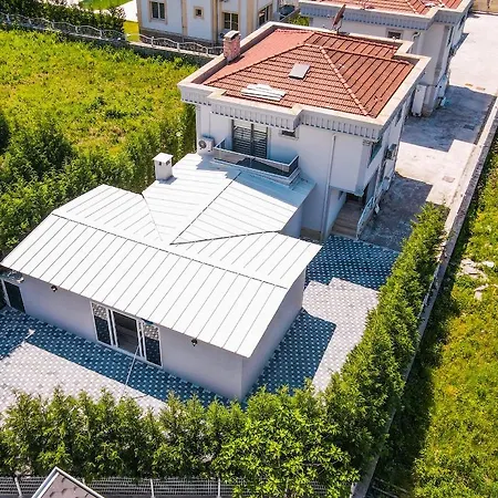 Sapanca 'da Isitmali Kapali Yuezme Havuzlu Korunakli 3+1 Ultra Konforlu *