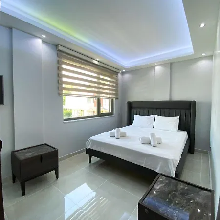 Sapanca 'da Isitmali Kapali Yuezme Havuzlu Korunakli 3+1 Ultra Konforlu Villa